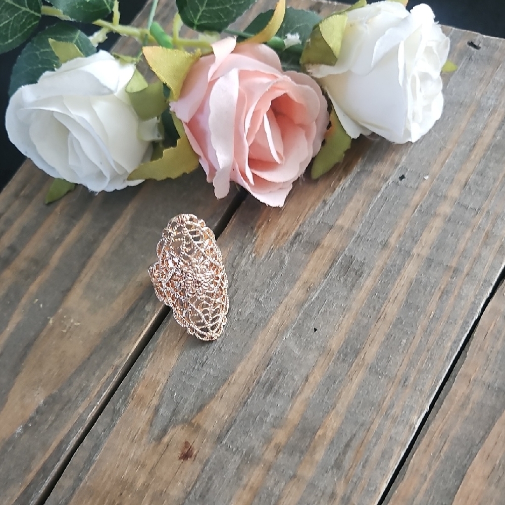 Elegant Gold Filigree Ring